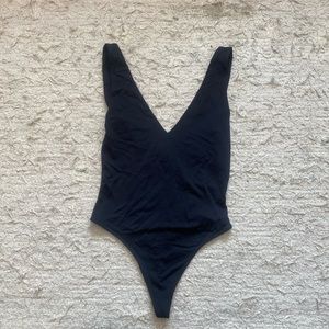 Aritzia Babaton V Neck Bodysuit